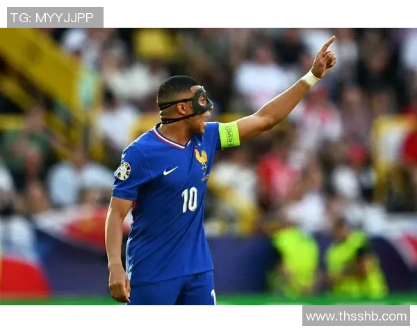 足球球星进球后激情庆祝以磕头动作表达敬意与感恩 足球球星进球后激情庆祝以磕头动作表达敬意与感恩